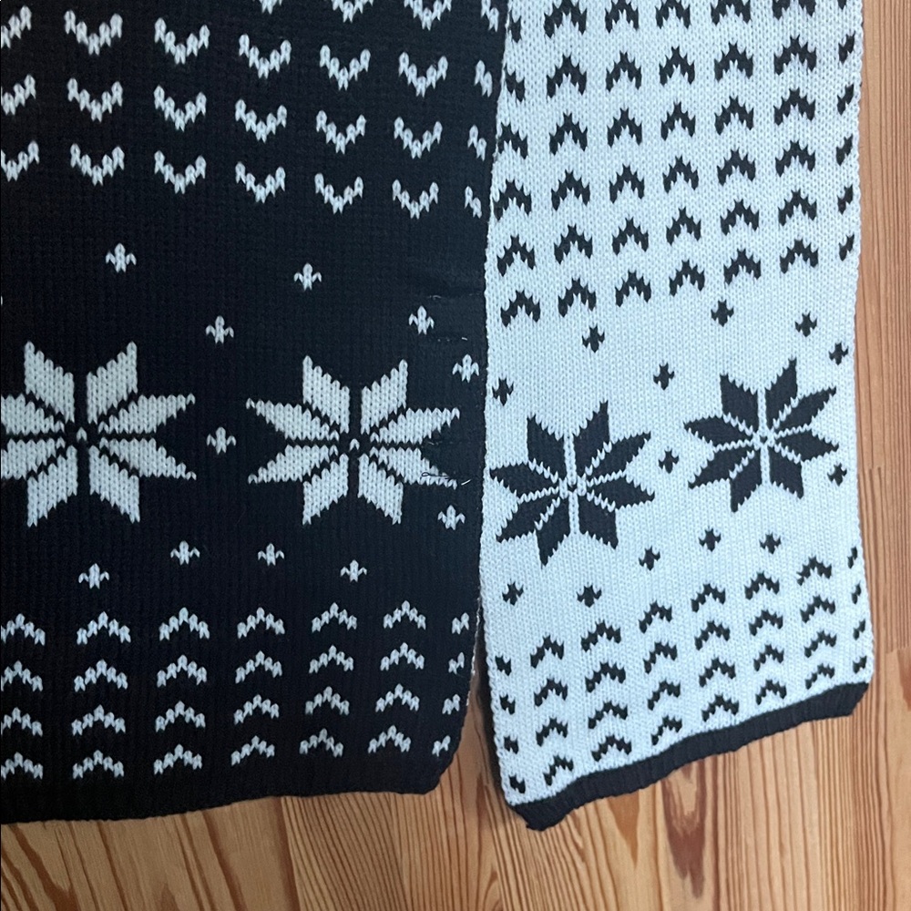 TWIST Black and White Patterned Knit Scarf
